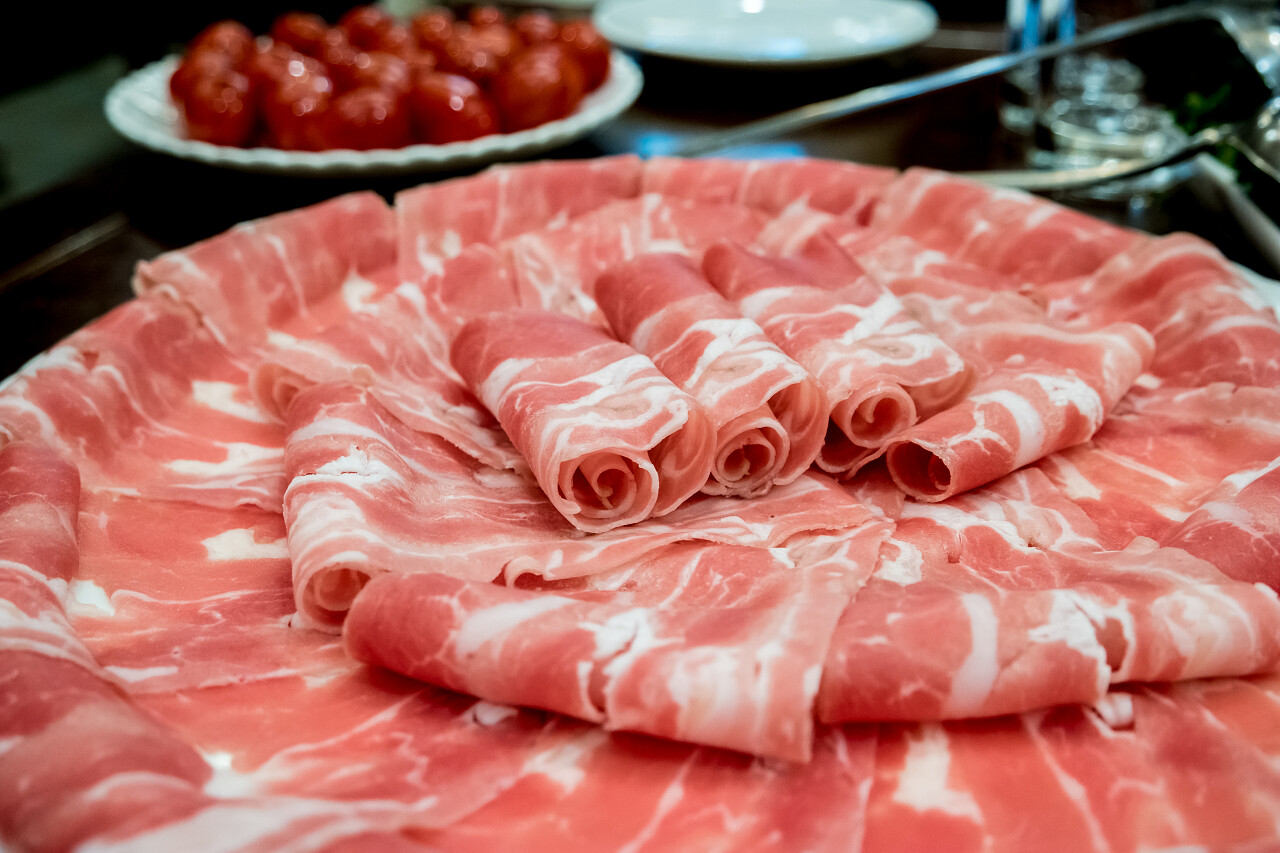 火锅牛肉卷放在盘子里