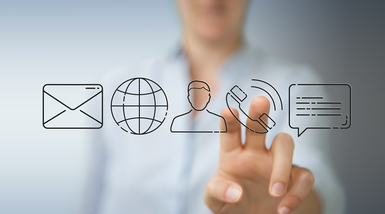 在模糊背景下使用细线接触图标的女实业家