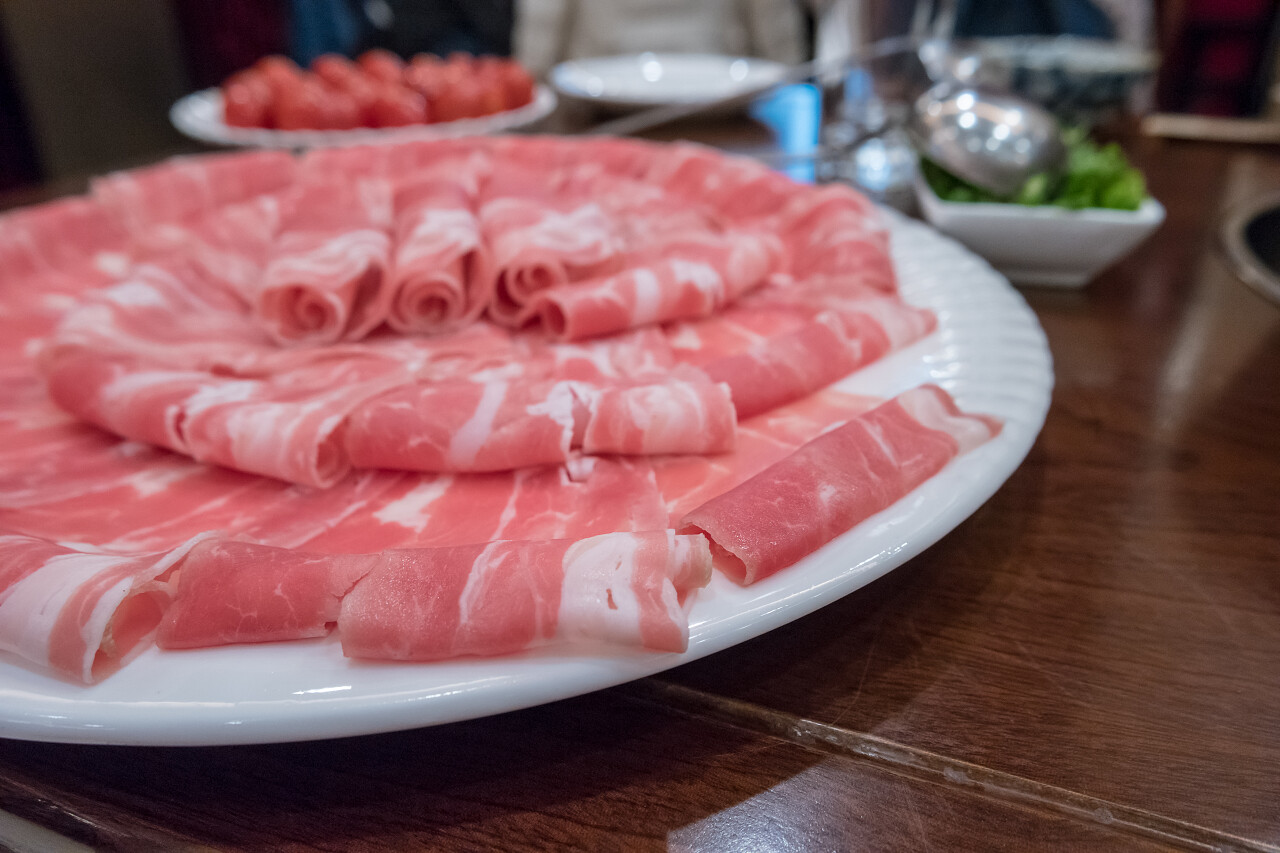 火锅牛肉卷放在盘子里