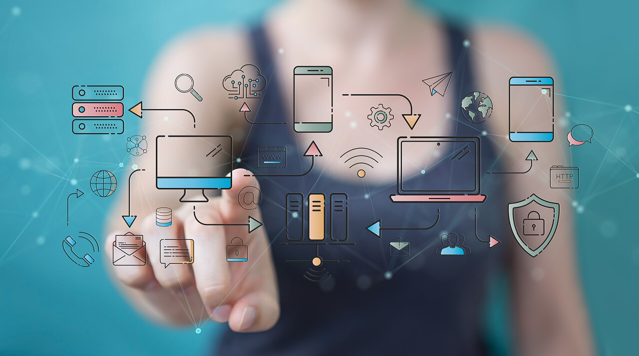 在模糊背景下的女实业家使用细线图标项目计划演示文稿