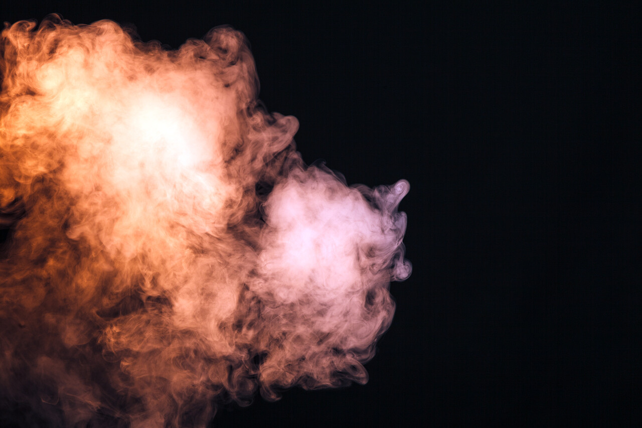 音乐会上灯光表演黑色背景上的有色烟雾