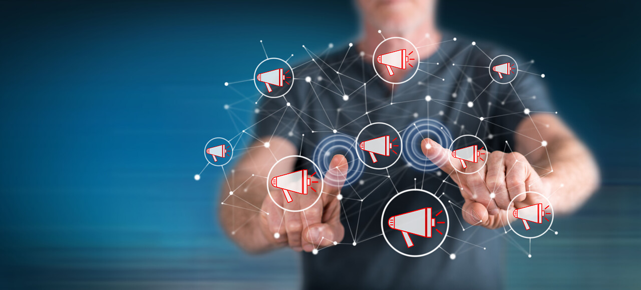 一名男子用手指触摸触摸屏上