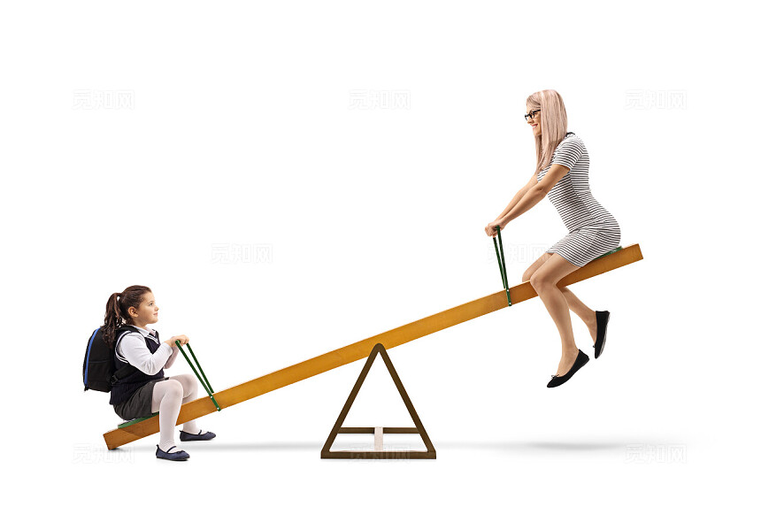 母女俩在跷跷板上玩耍