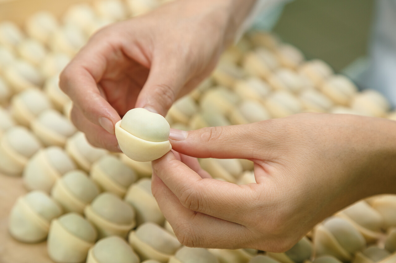 女人的手做饺子