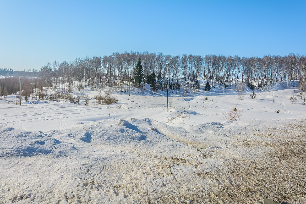 冬天森林附近的雪山