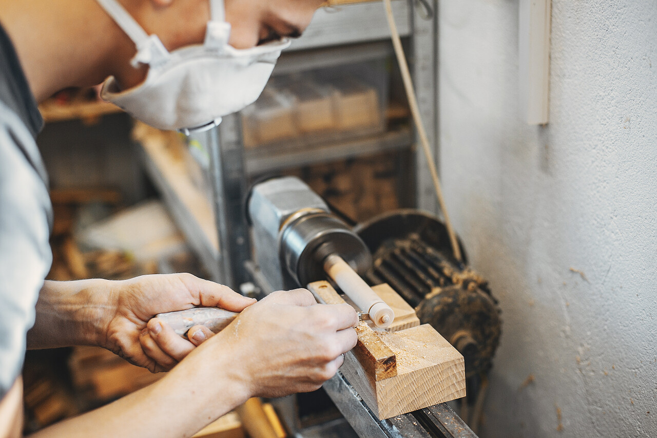 木匠在工作室工作