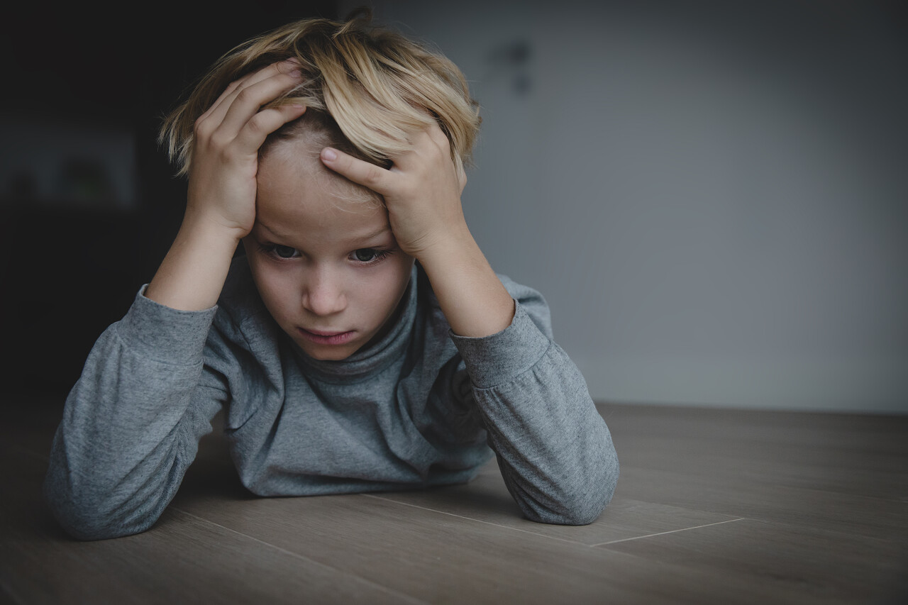 儿童保健悲伤的孩子在家中沮丧情绪沮丧人物烦躁恼火烦躁困扰