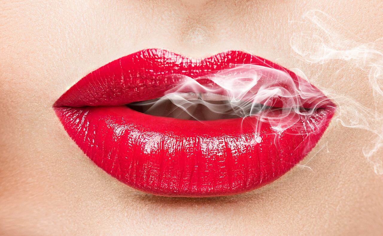 性感的女人吸烟特写嘴唇