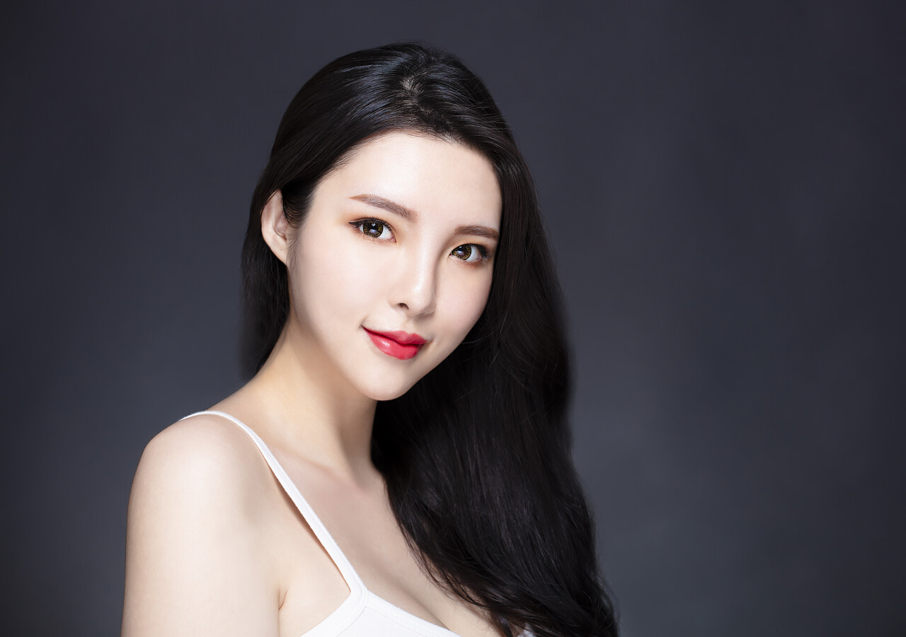 年轻的亚洲美女