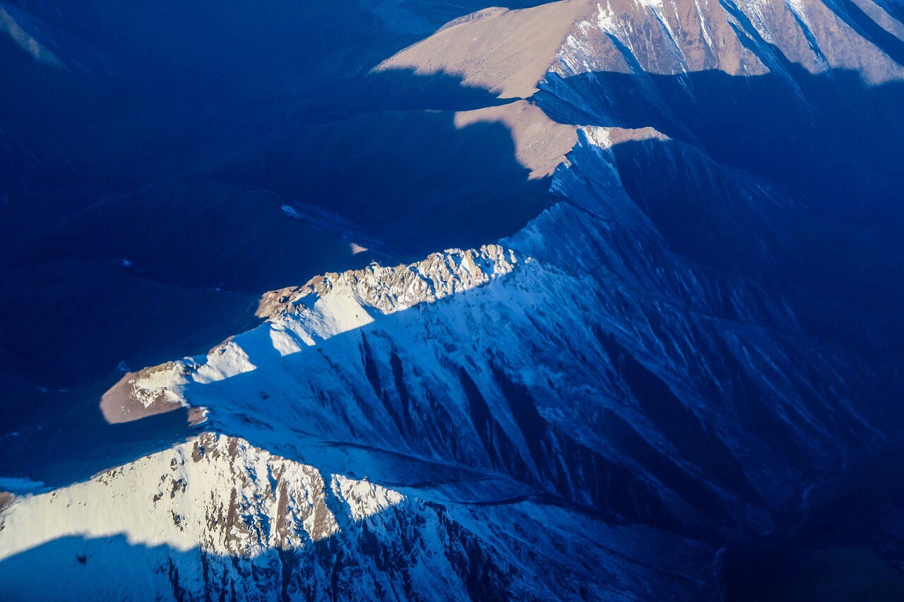 青海省玉树藏族自治州被雪覆盖山区青海旅游