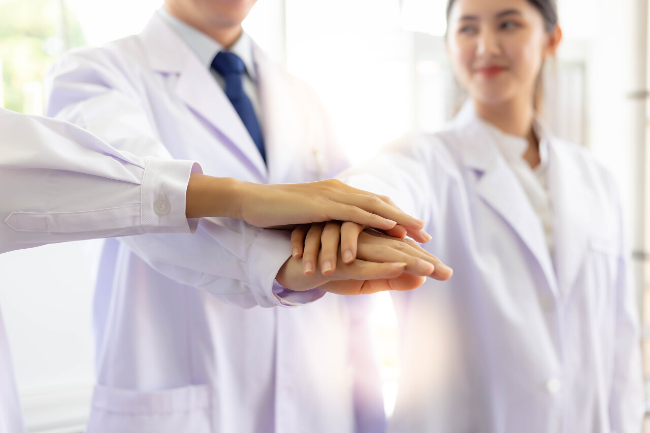 医生们正在做团队合作团队加油医生加油医生的手医生手势