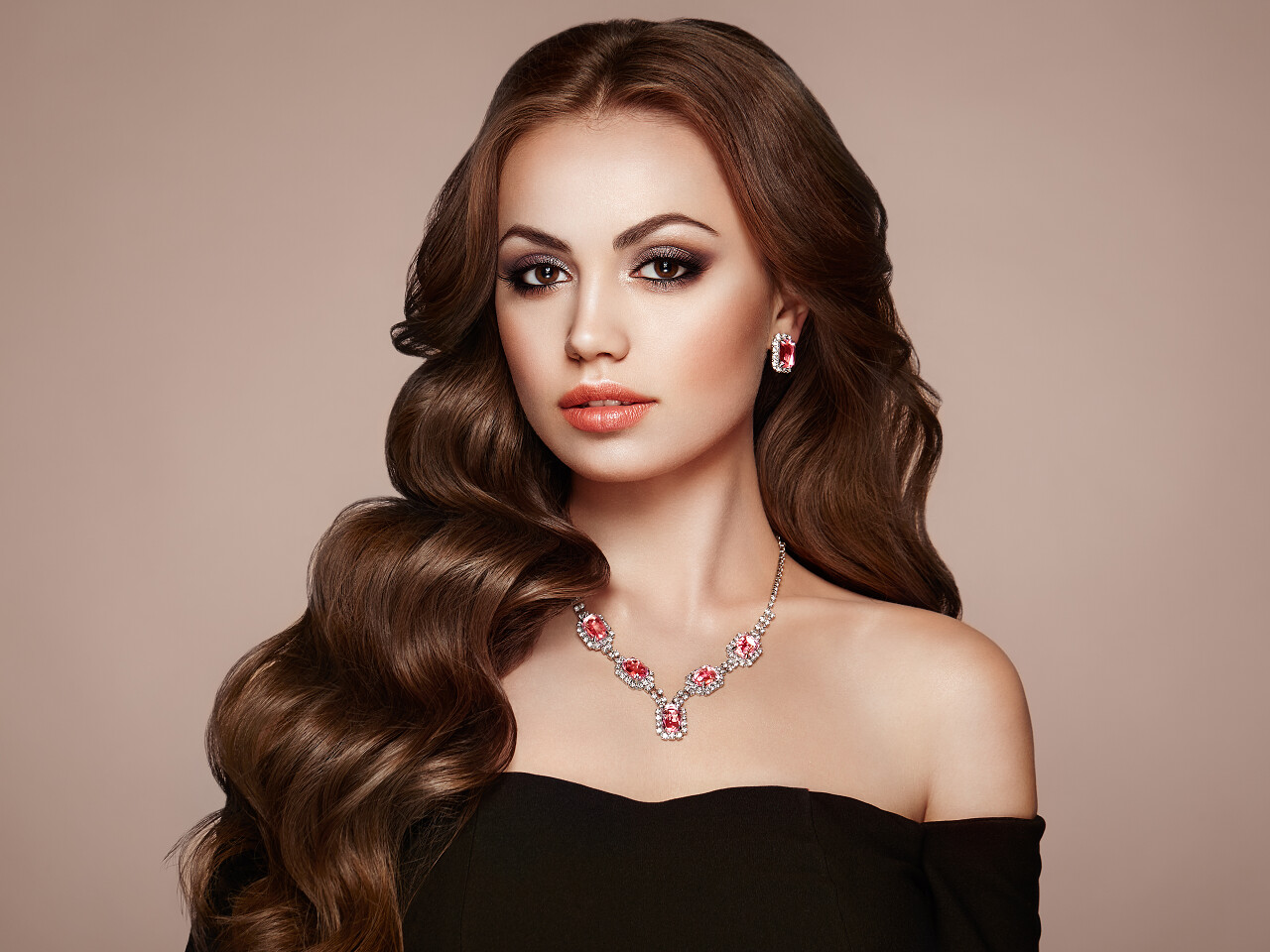 卷头发女孩女生头发长头发美女