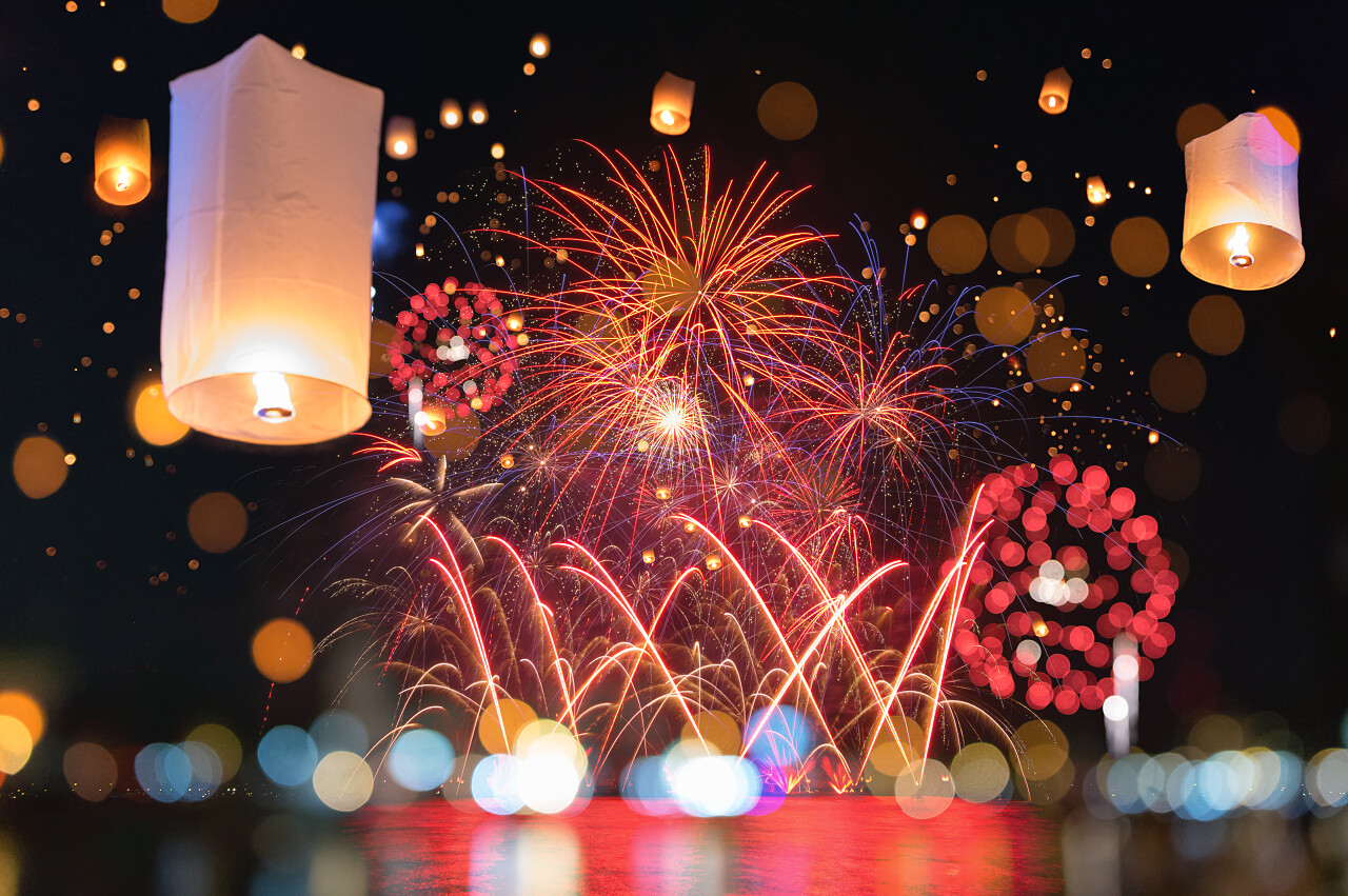 美丽的烟花和灯笼