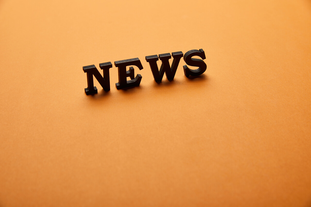 黑色新闻字母与橙色背景