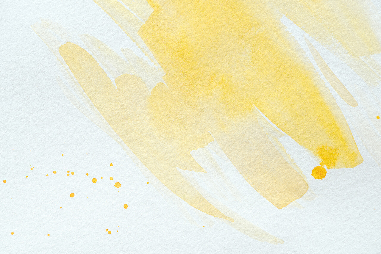 白纸上的黄色水彩画笔画