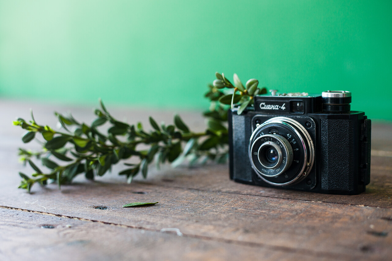 木质桌面上放着的照相机