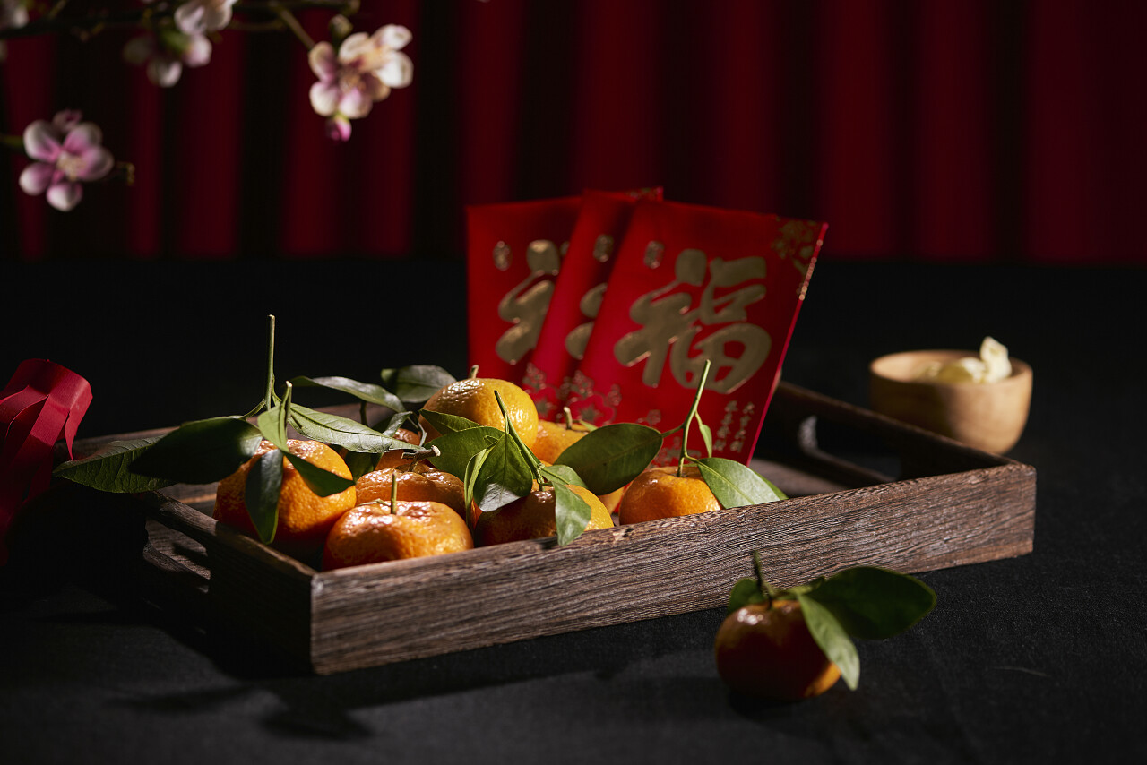 春节桌子上的橘子与红包