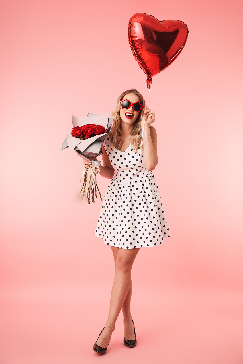 美女手持玫瑰花和红色爱心气球美女三七女生节37女生节三八妇女节38妇女节