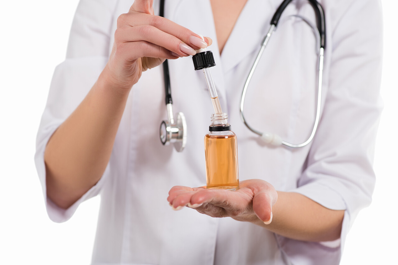 女医生手上的一瓶精华液