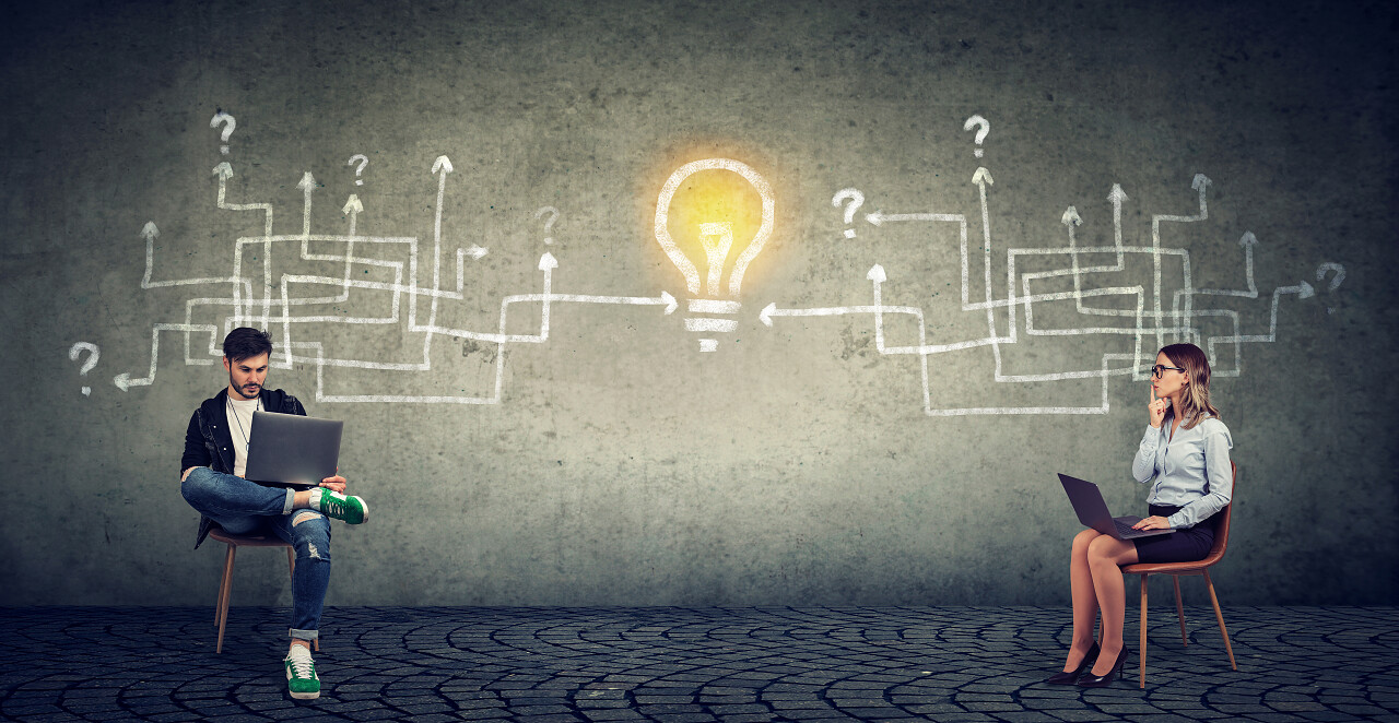 两个白领在进行构思思维