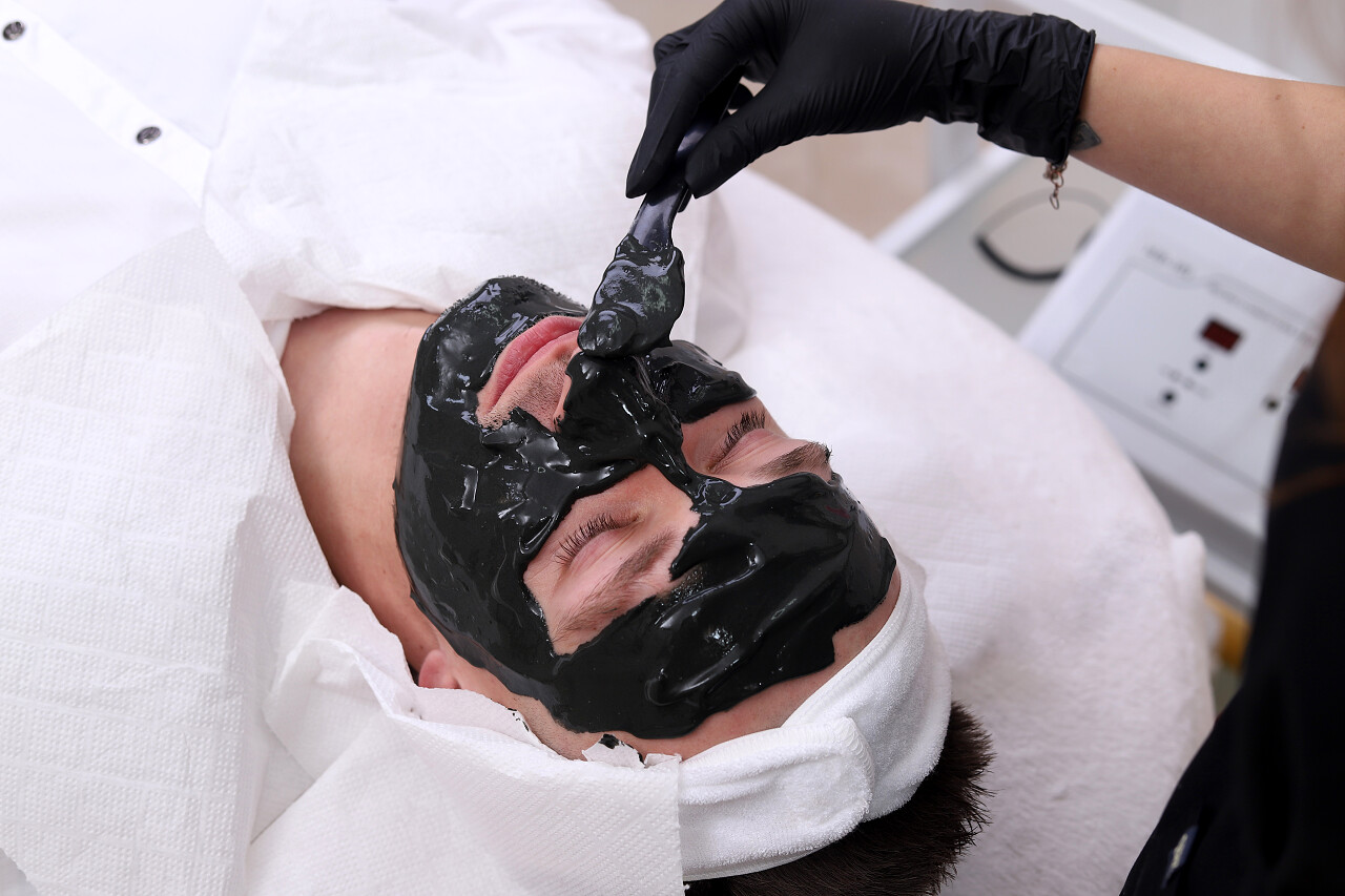 一个男人正在美容面部清洁脸部