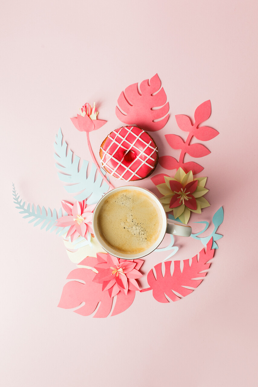 粉色背景上的咖啡和甜甜圈