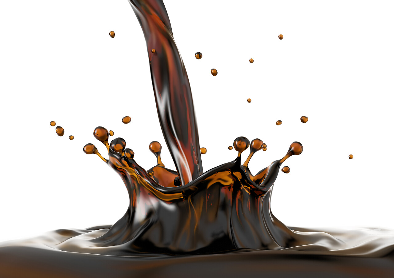 液体咖啡倒在咖啡池与冠飞溅与波纹