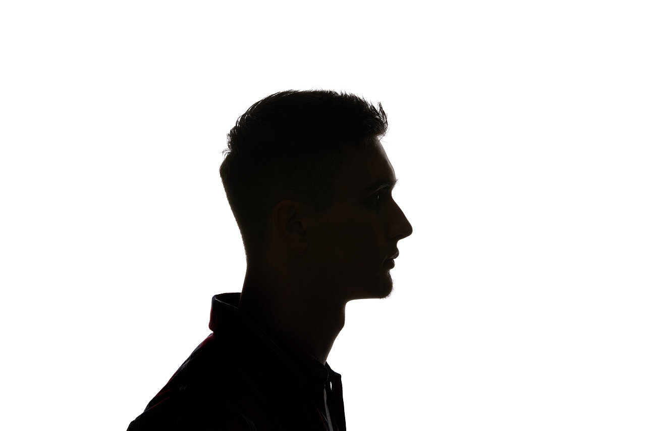 人的剪影看了离开查出在白色