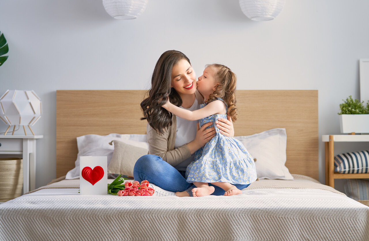 母亲节快乐小女儿正在向妈妈表示祝贺,