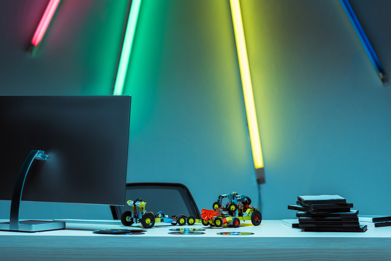 电脑玩具车和桌面上有电子游戏的光盘