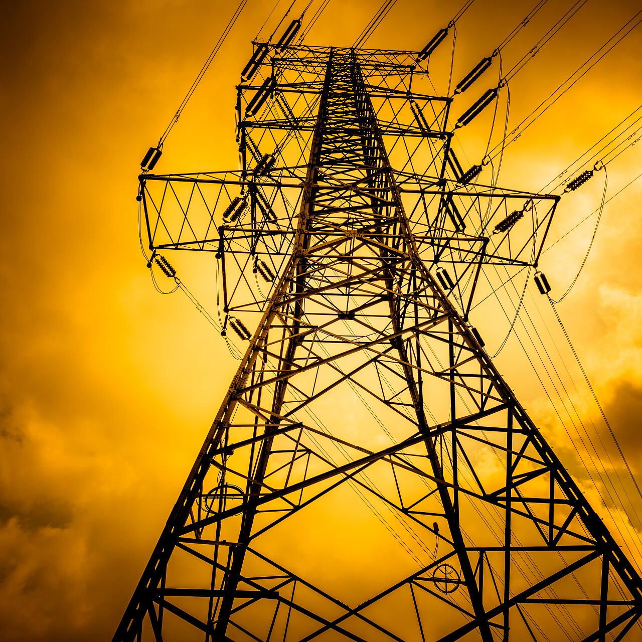 具有天空背景的高压塔.