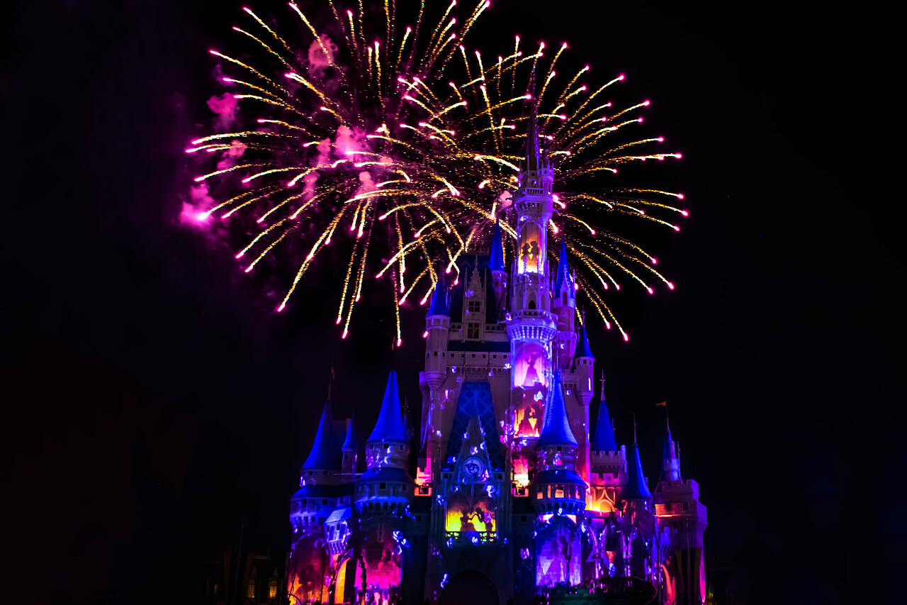 佛罗里达州奥兰多2019年4月2日令人高兴的是在魔法王国灰姑娘的城堡壮观的焰火表演 (18).