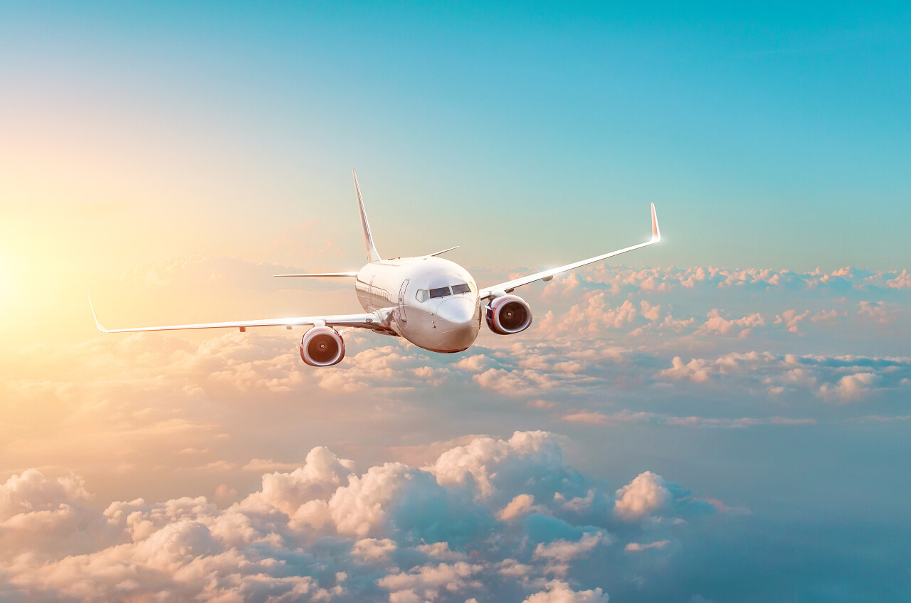 飞行和旅行日落在晚上的航程飞机