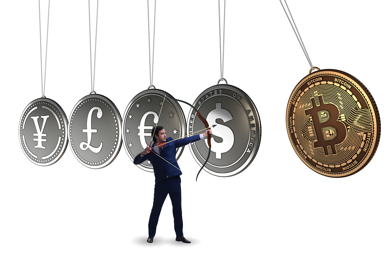 商人瞄准弓和箭射加密货币