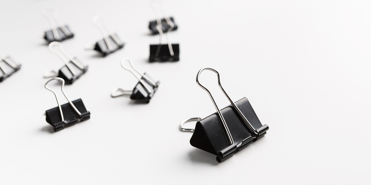 大粘合剂夹领先较小的夹