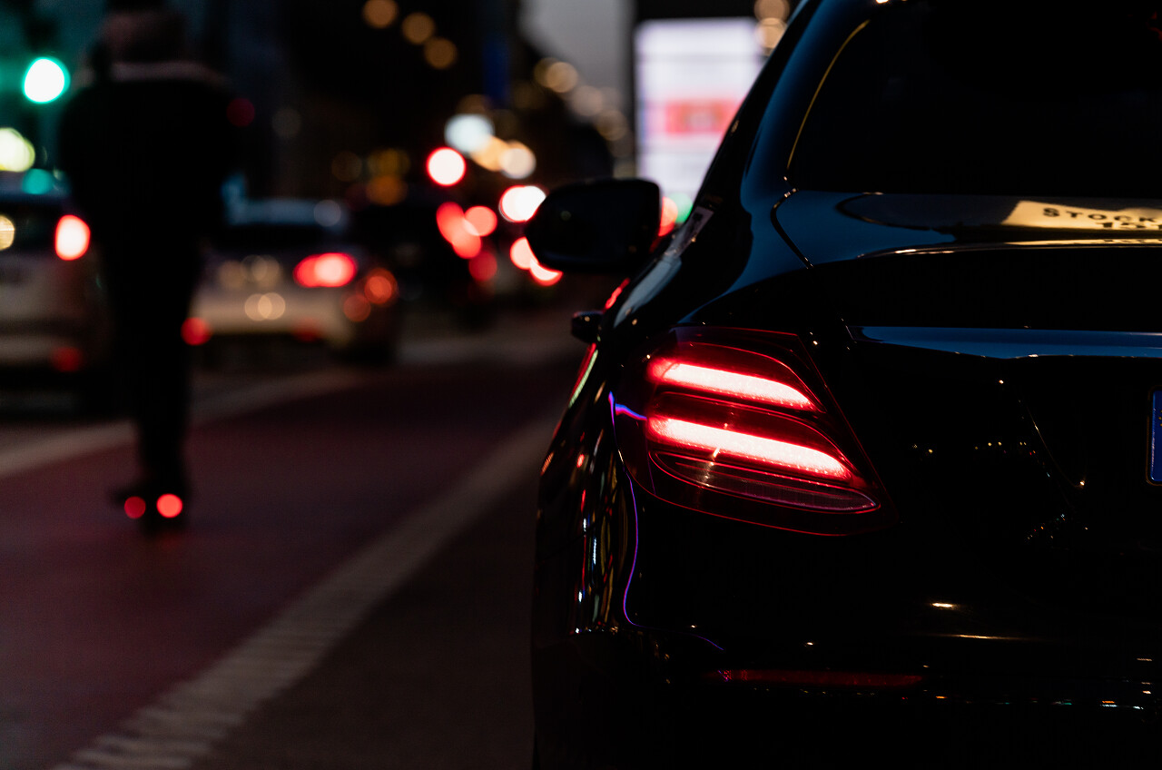 黑色出租车背光亮起