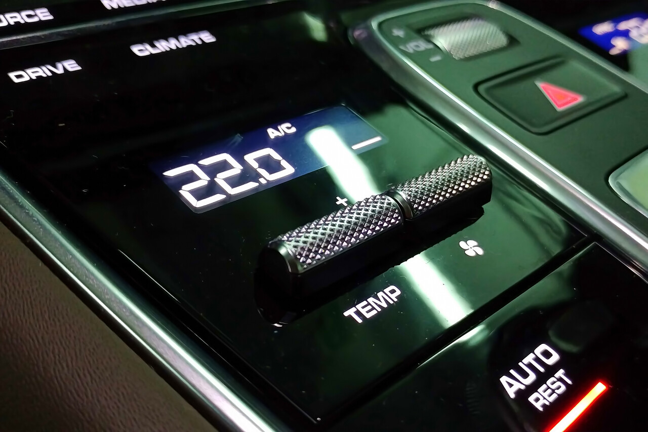 高档汽车内部的气候控制面板