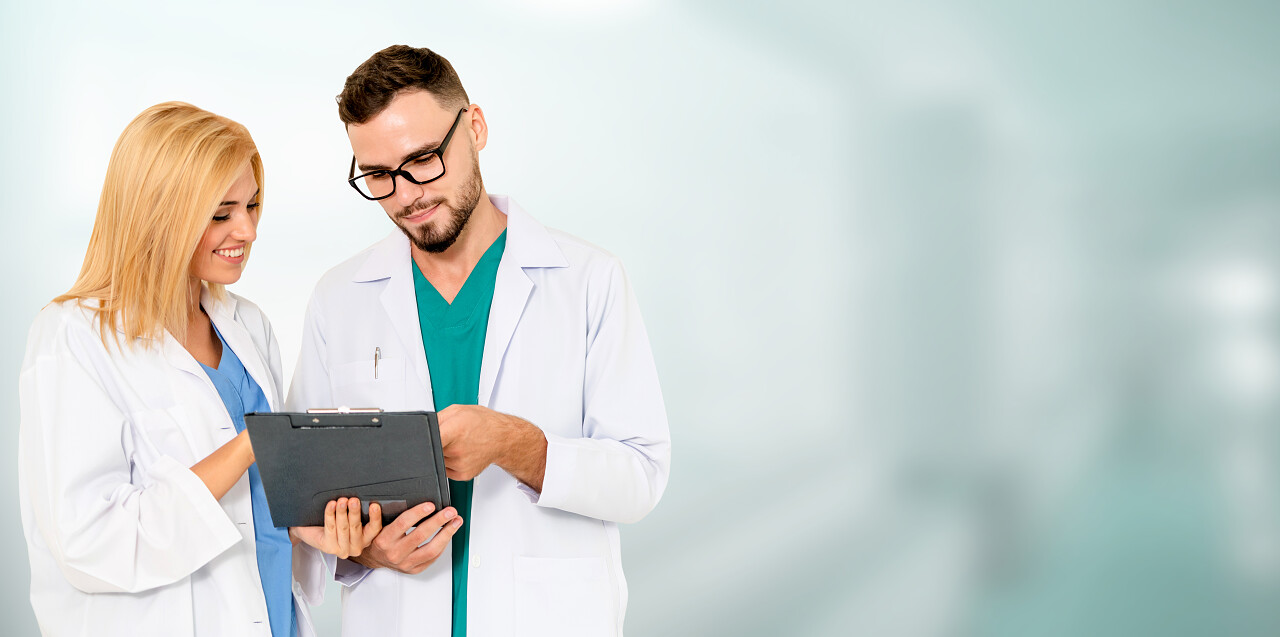 医生和医院的另一位医生一起工作保健和医疗服务