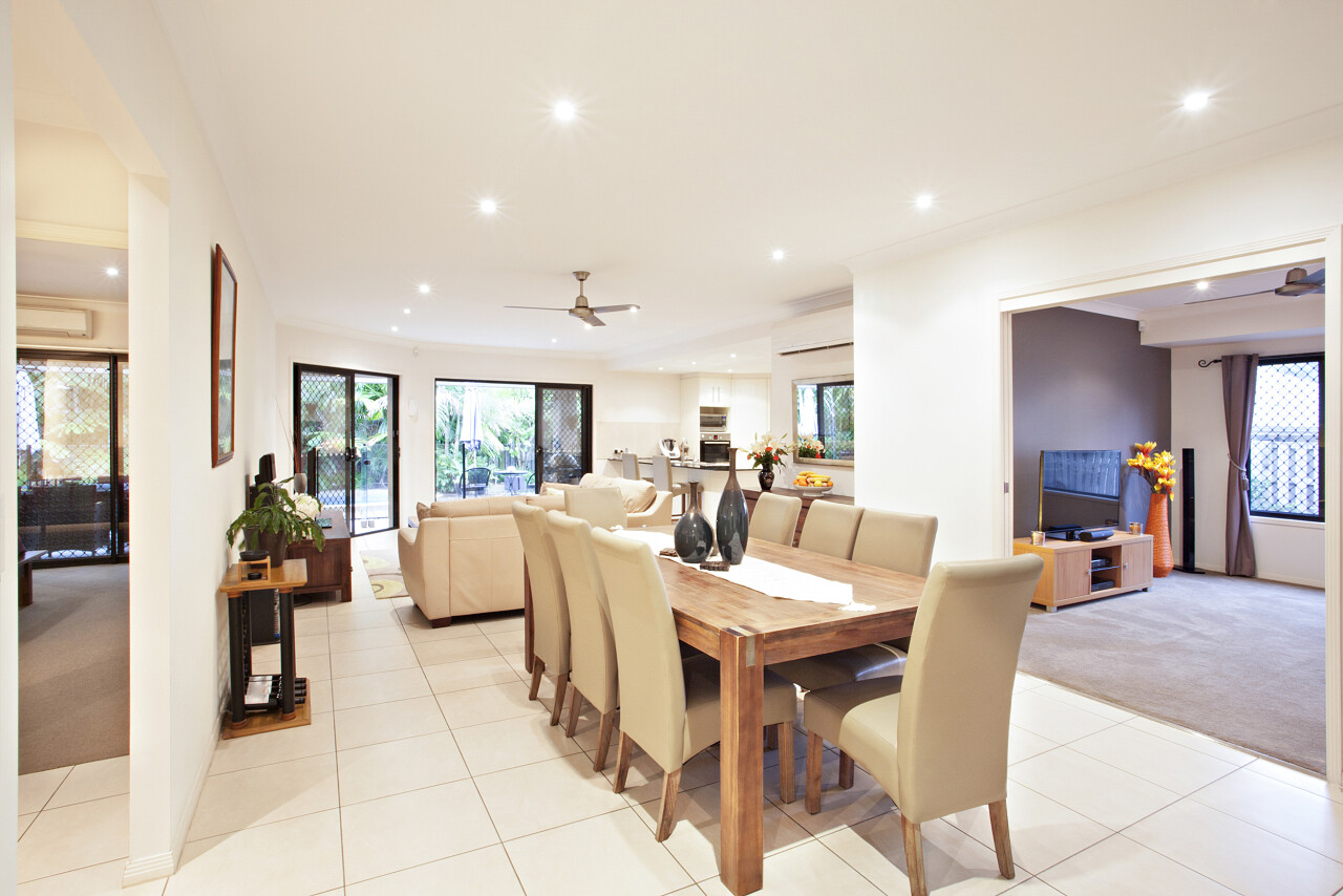 客厅靠近用餐区