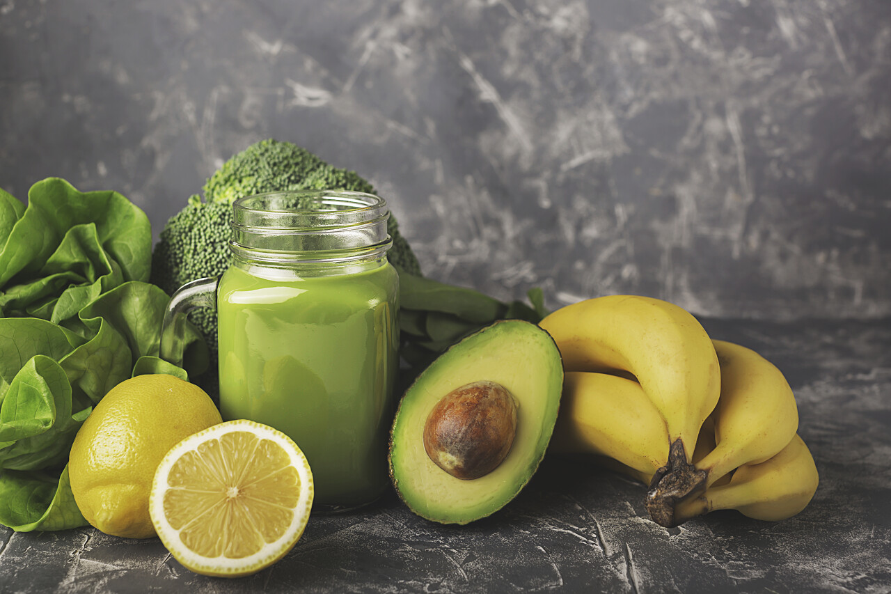 绿色冰沙绿色蔬菜和水果在喜怒无常的背景