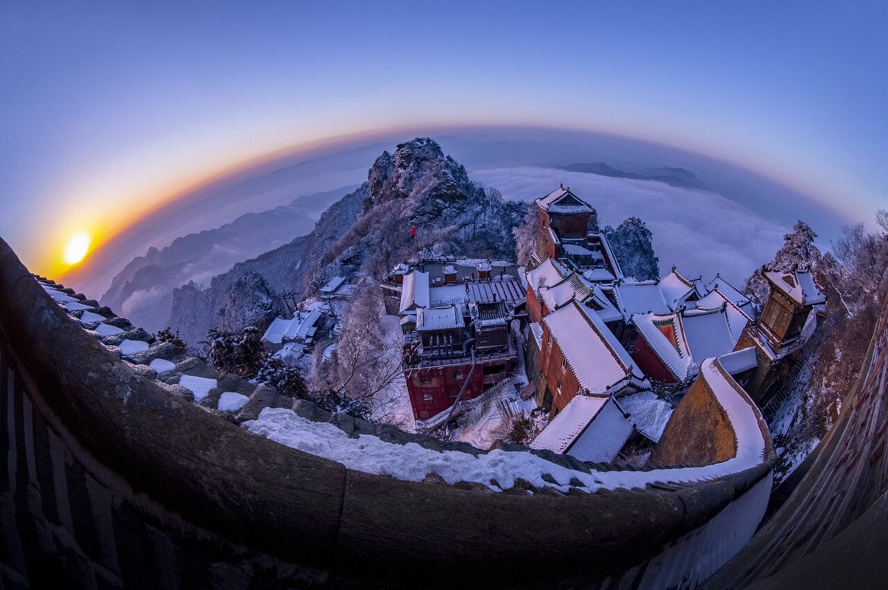 湖北省十堰市武当山太和宫景观积雪旅游湖北