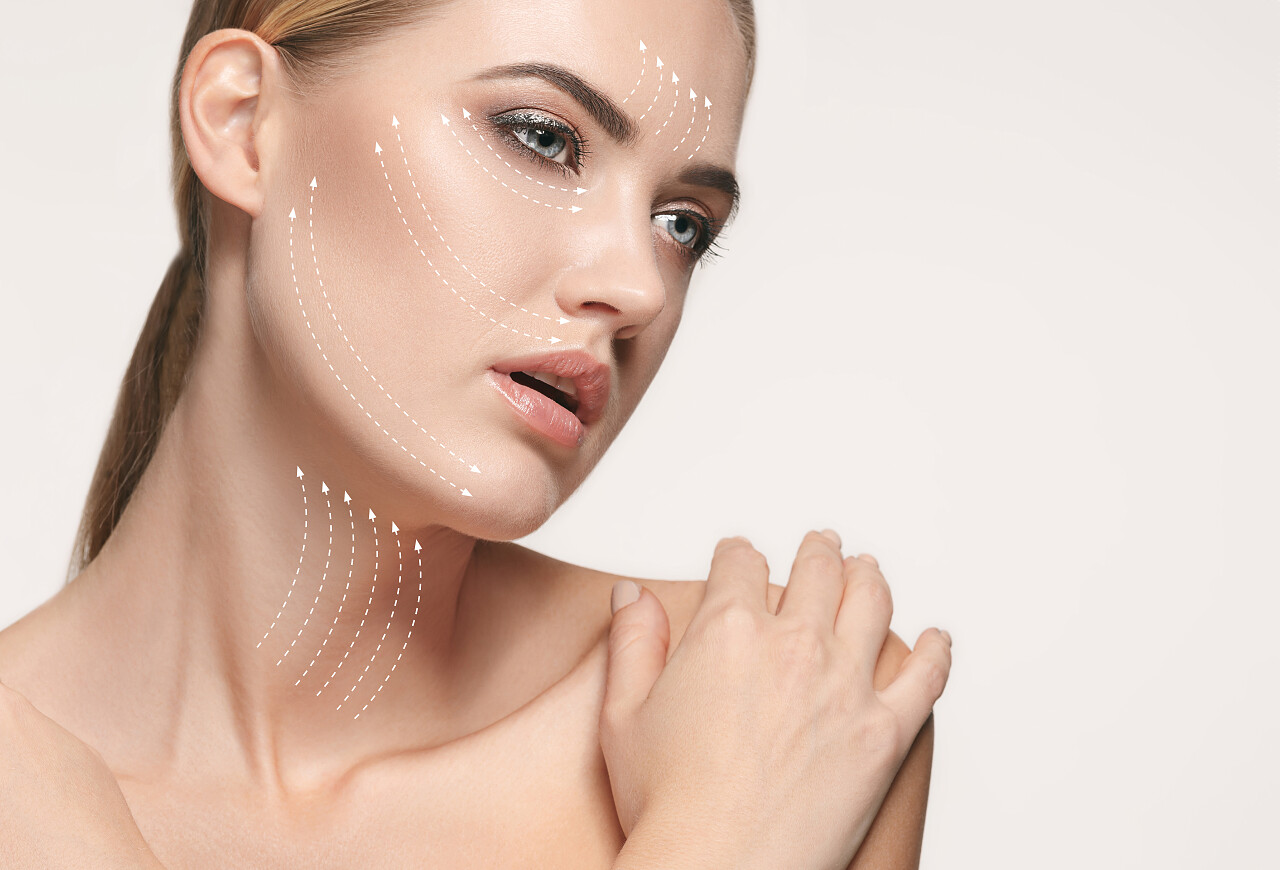 年轻美丽的女人的特写镜头水疗手术提升和护肤的概念面部整形整容