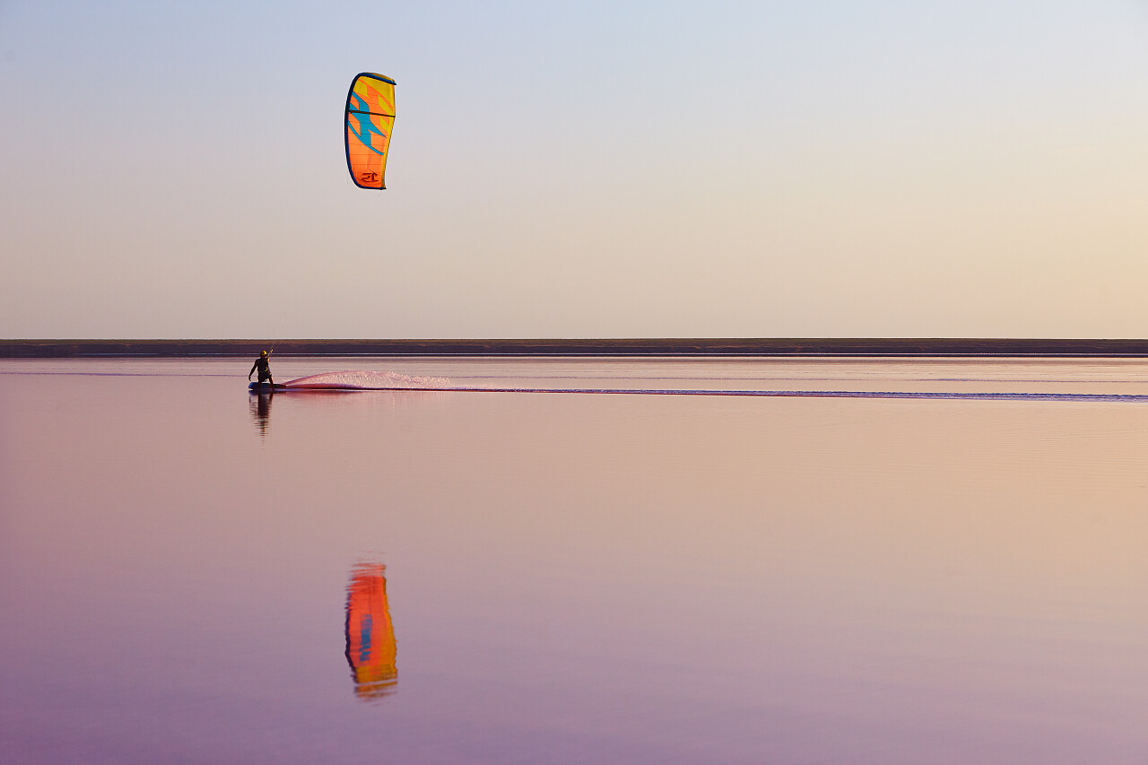 黄昏在海上玩滑翔伞