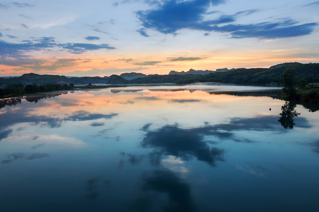 黄昏时分平静的湖面湖南旅游