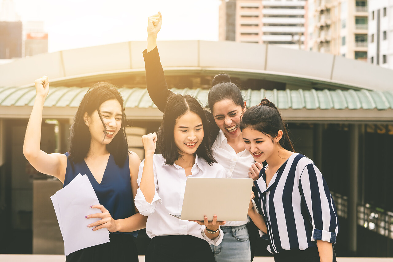 自信的职场女性胜利喜悦