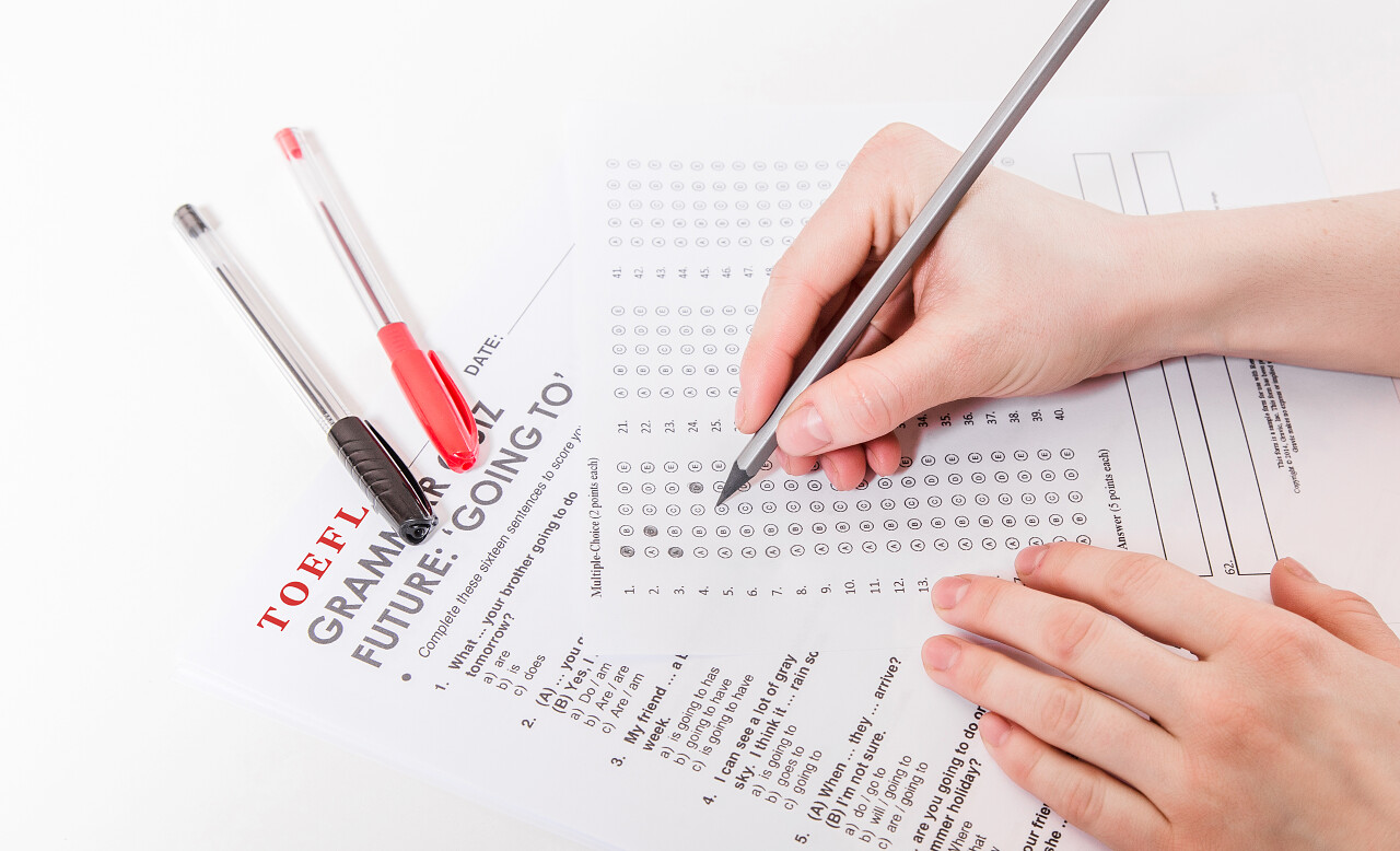 校园在桌子上涂写答题卡