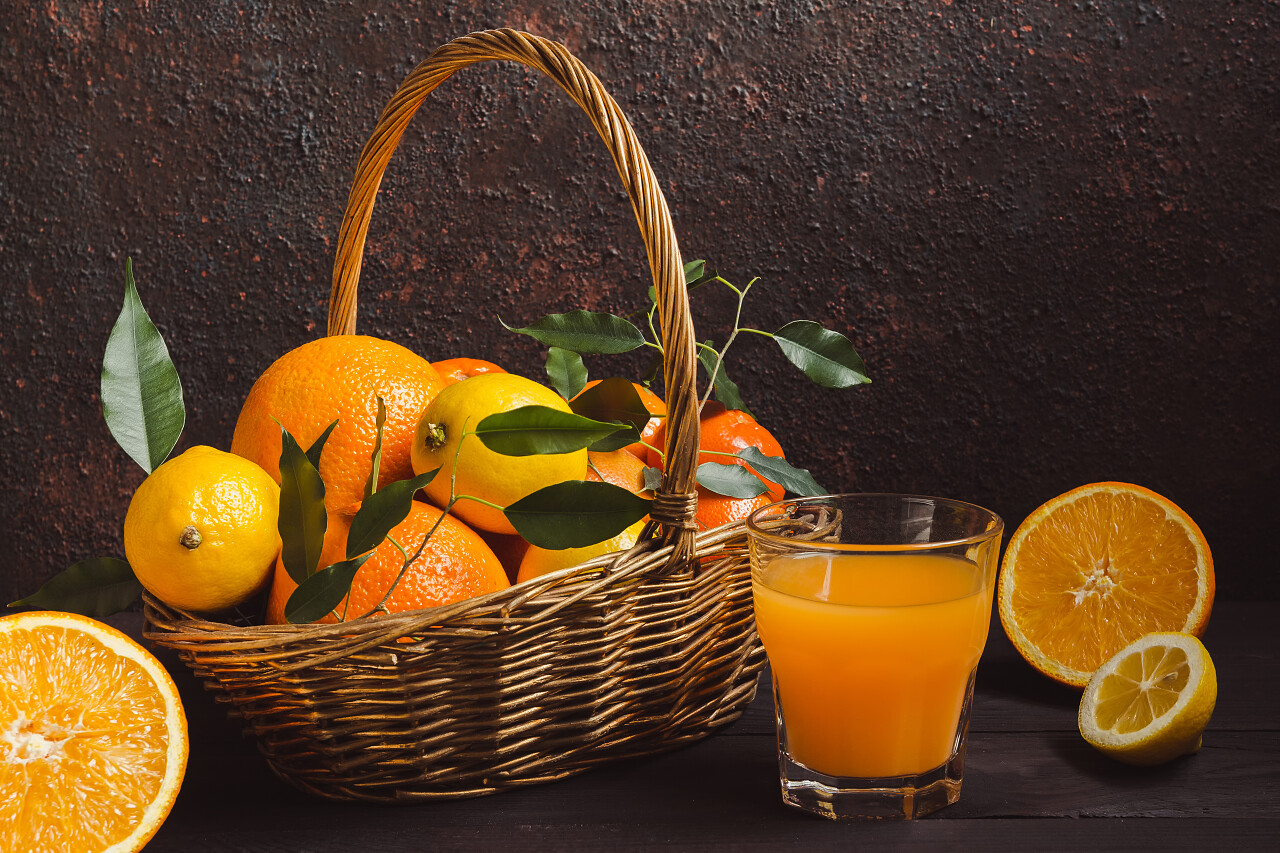 新鲜的橙子与橙汁