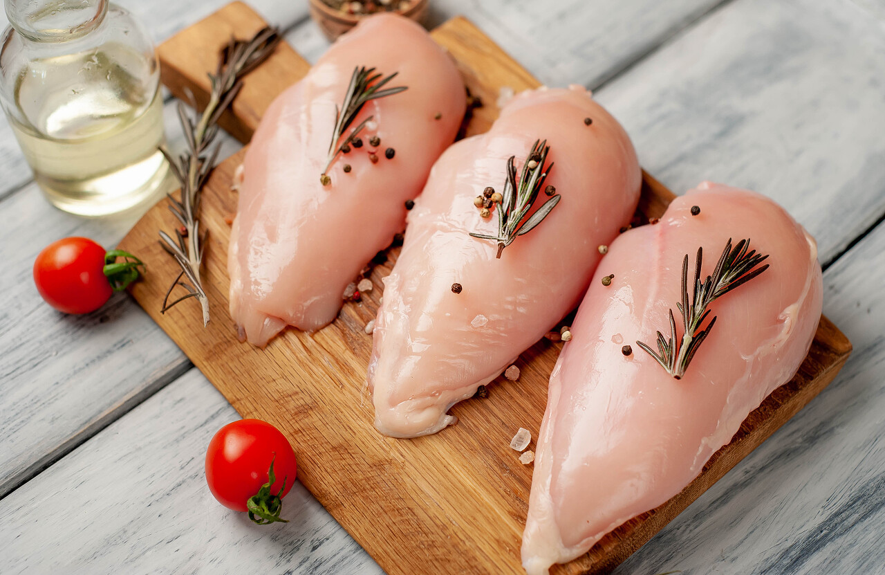 木板上的鸡胸肉