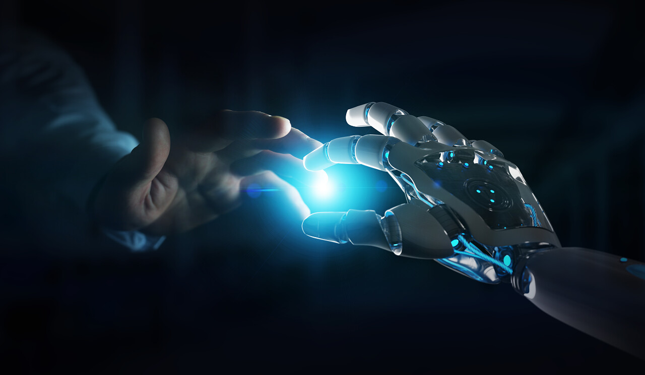 机器人手与人的手接触黑暗背景合作平台