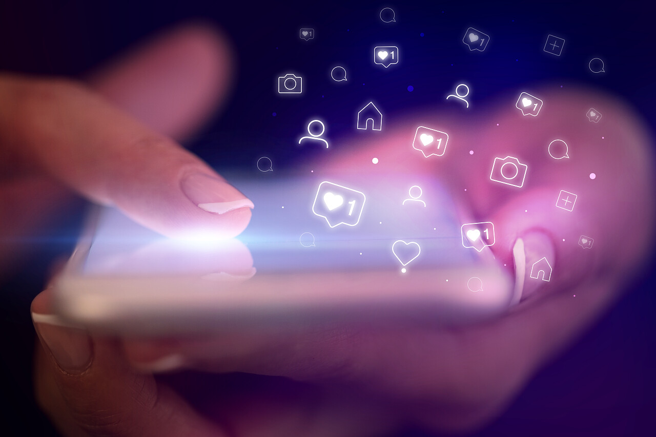 手指触摸手机与社交媒体软件社交平台